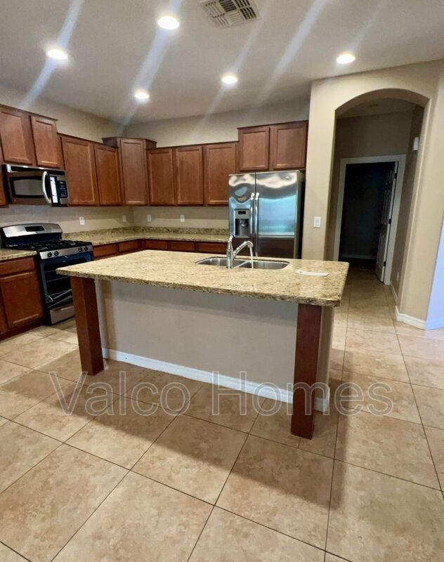 Building Photo - 2717 E Ficus Way