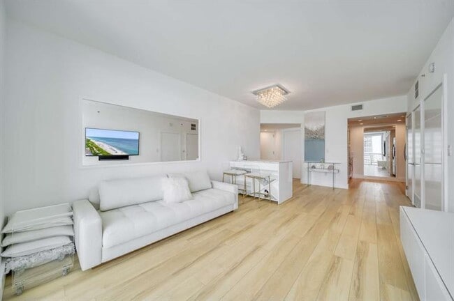 Foto del edificio - 6365 Collins Ave