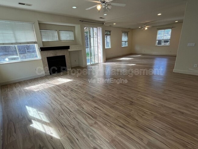 Foto del edificio - 1522 Peony Dr