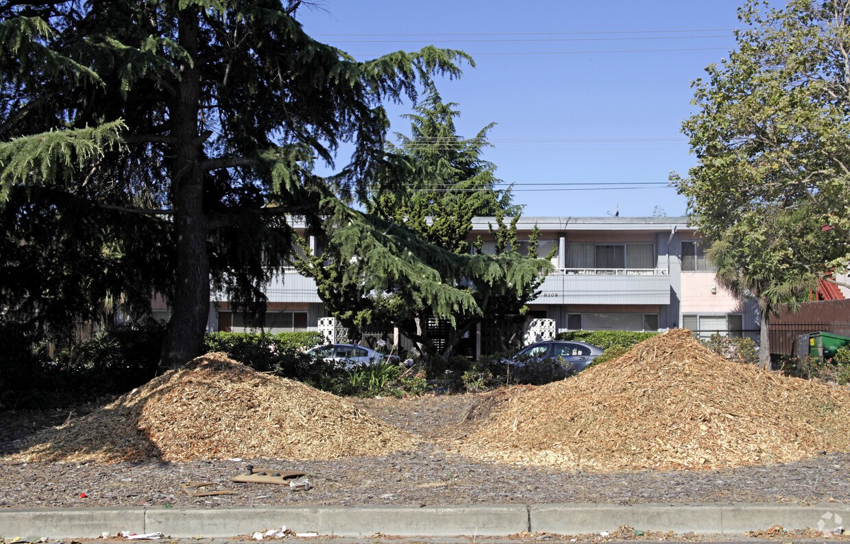 Building Photo - 9309 Bancroft Ave