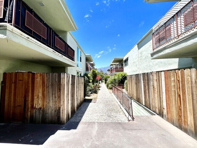 Building Photo - Cozy 2 Bedroom, 2 Bath Condominium in Gate...