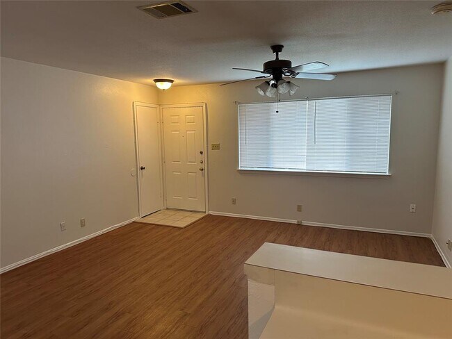 Foto del edificio - 8703 Piney Point Dr