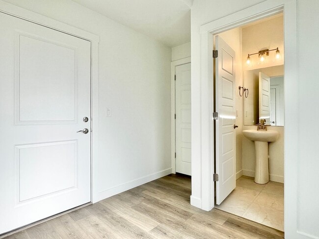 Building Photo - Beautiful Modern Townhome in American Fork!