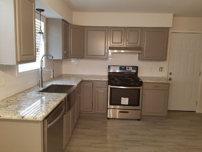 Building Photo - 320 Bert St