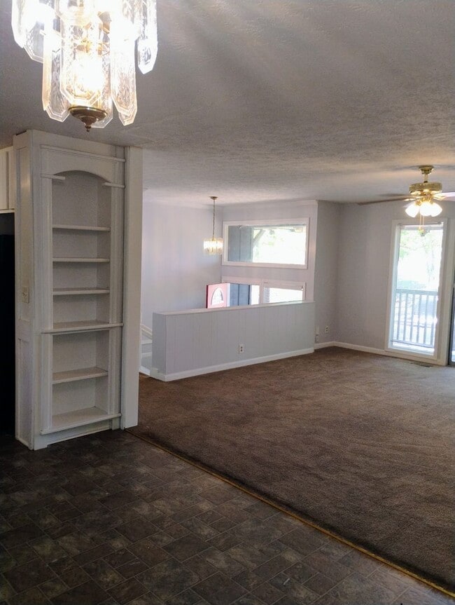 Building Photo - Large 4 Bedroom Home w/Basement! Convenien...