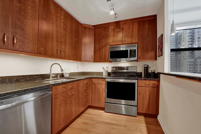 Foto del edificio - 1445 N State Pkwy
