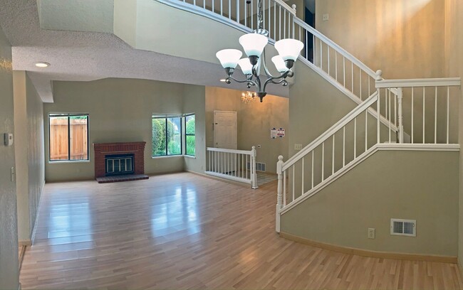 Building Photo - Beautiful 3 Bedroom Home near San Jose Gol...