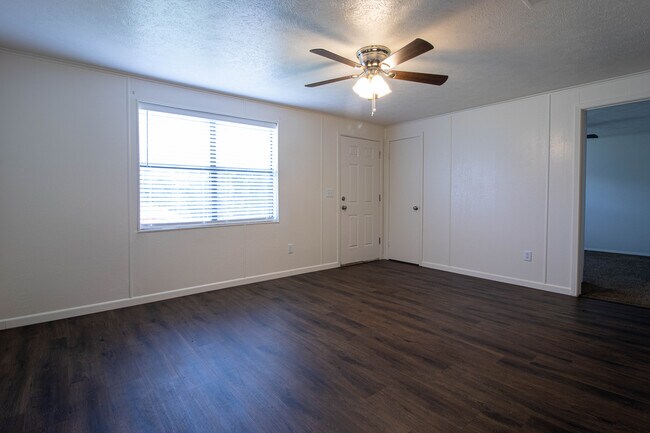 Foto del edificio - 8123 Sanderson Ln