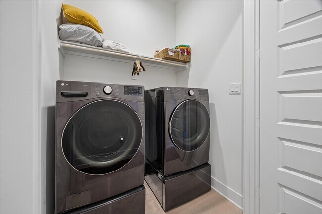 Foto del edificio - 3107 Webster St