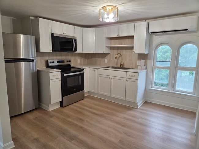 Building Photo - 207 Cohannet St