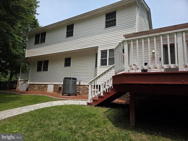 Building Photo - 1009 Wales Dr