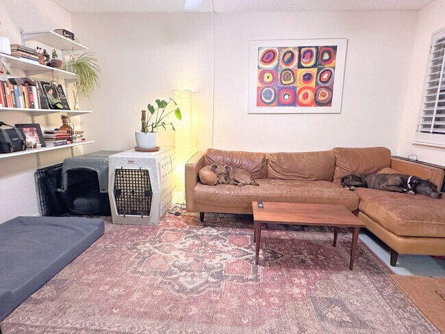 Building Photo - Charming Townhome Near Great Schools
