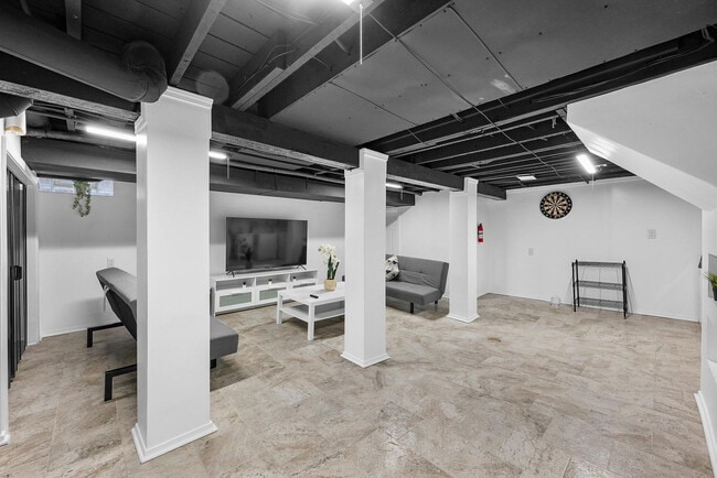 Building Photo - 2009 Sharon St