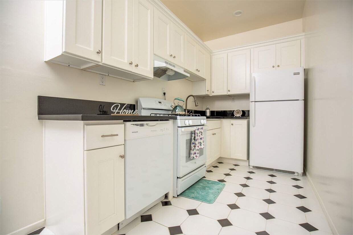Primary Photo - Don Carlos Apartments
