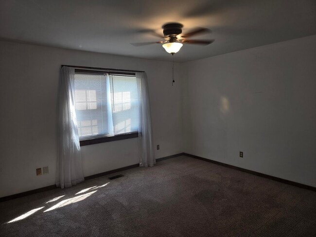 Building Photo - Call Linda 804-642-2106 or linda@vacosold.com