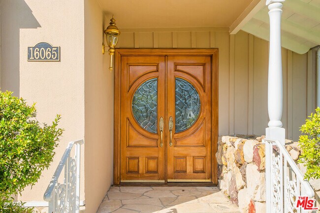 Foto del edificio - 16065 Meadowcrest Rd