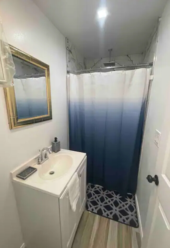 Baño - 1216 W 139th St