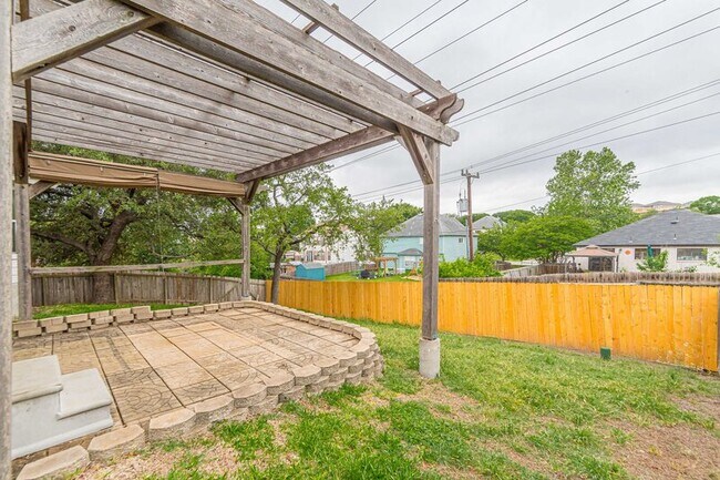 Foto del edificio - 7617 Avery Rd
