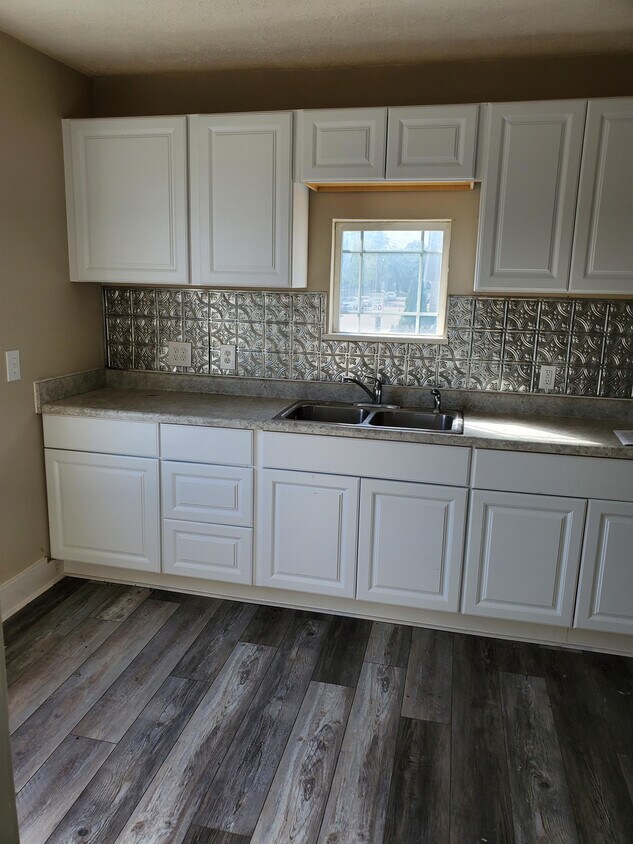 Foto principal - 647 Forest Ave SW