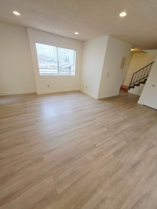 Building Photo - 1144-15-8 Rosedale Ave