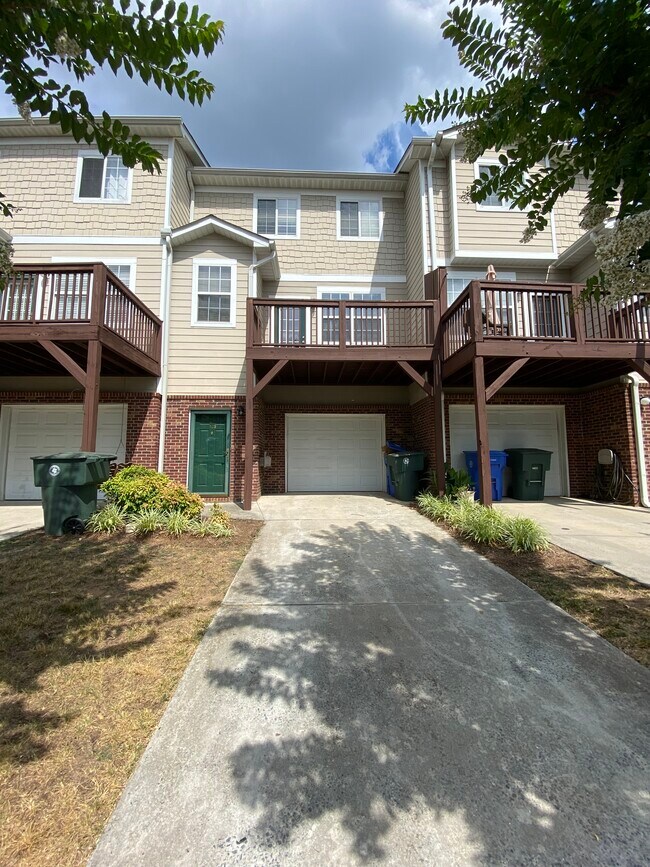 Esta es la vista de la casa desde la calle. Excelente vecindario familiar. - 137 High Ridge Rd
