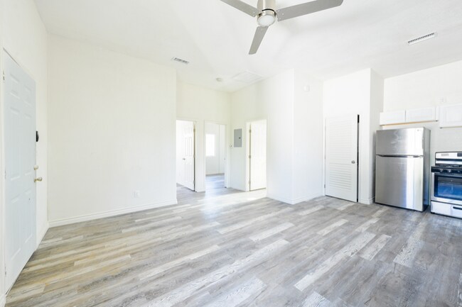 Foto del edificio - 207 W Cypress Ave