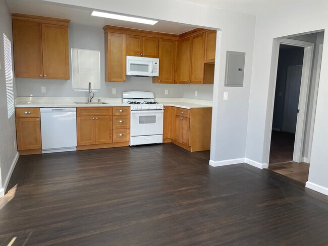 Building Photo - Move in ready  - Updated 2 bedroom, 1 bath...