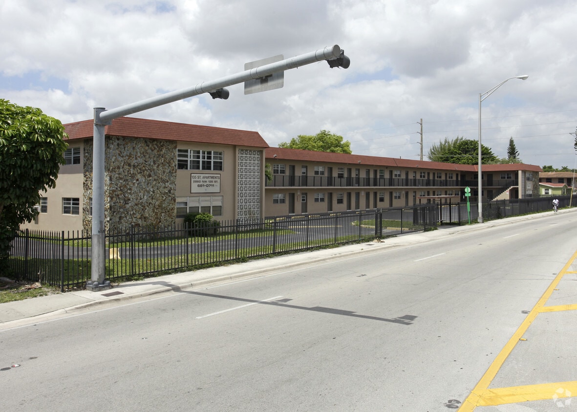 Primary Photo - 135th Street Apartments