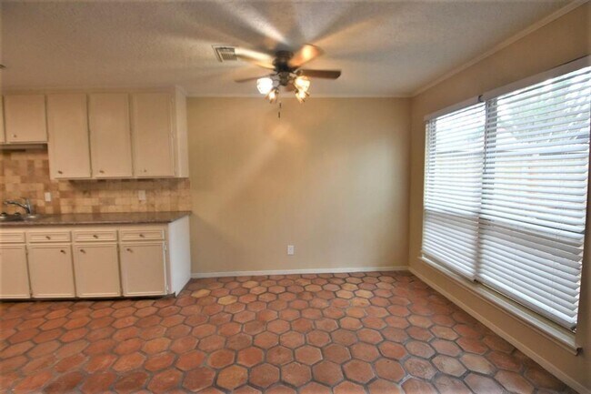 Building Photo - 2227 Briarwest Blvd