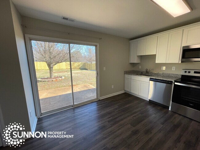 Building Photo - 3 Bed/2 Bath Close to I-485!