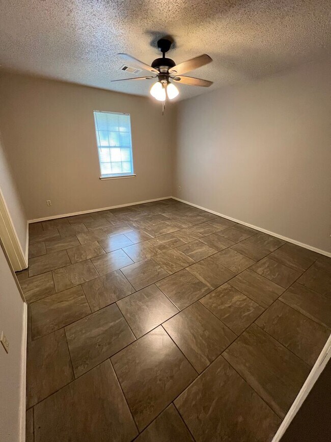 Building Photo - 3 Bed 2 Bath House with 2 Car Garage.