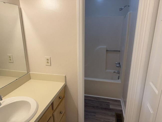 Building Photo - 106 S Forest Dr