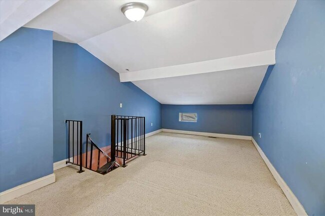 Building Photo - 1043 Hollins St