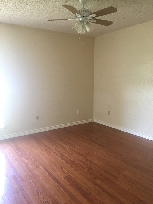 Building Photo - Cute 3/2 Duplex