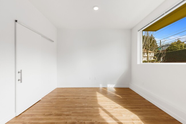 Foto del edificio - Capitol Hill 1 Bedroom Condo - Ground Leve...