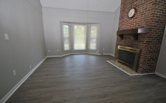 Building Photo - Available 8/1/26 - East Louisville 3 bed, 1.5 bath ranch on corner lot