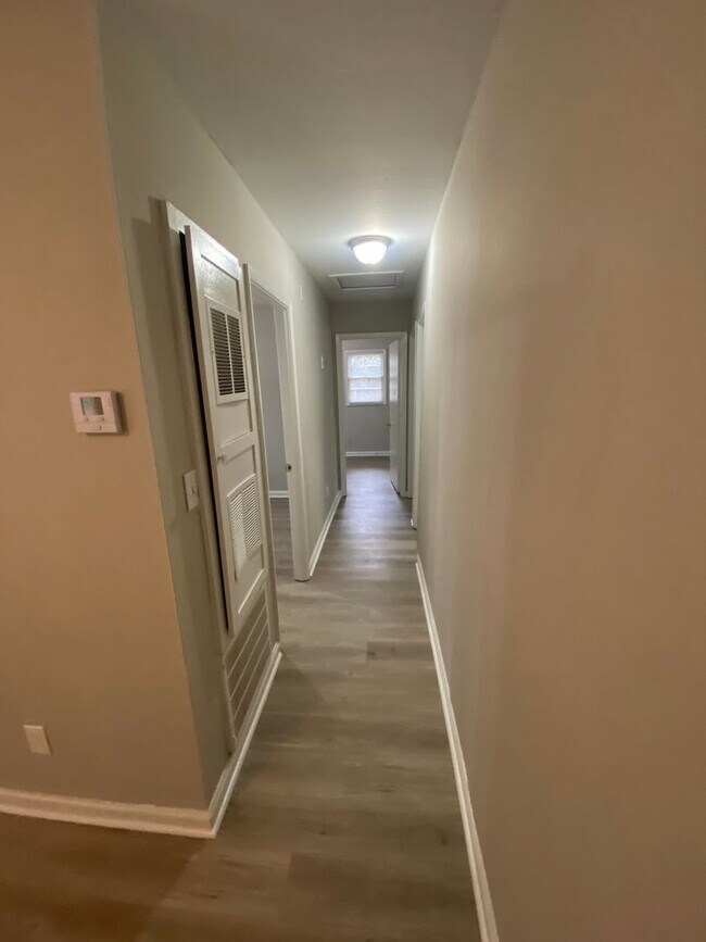 Foto del edificio - **ON HOLD**3 Bedroom / 1 Bathroom Home for...