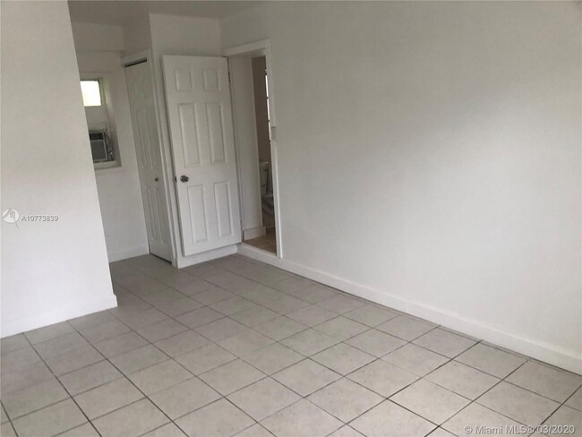 Building Photo - 409 N Hibiscus Dr