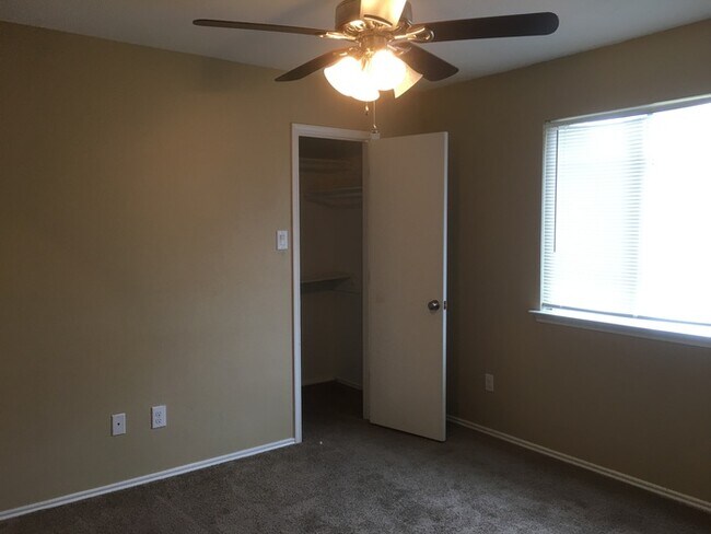 Foto del edificio - 8402 Storm Creek Dr