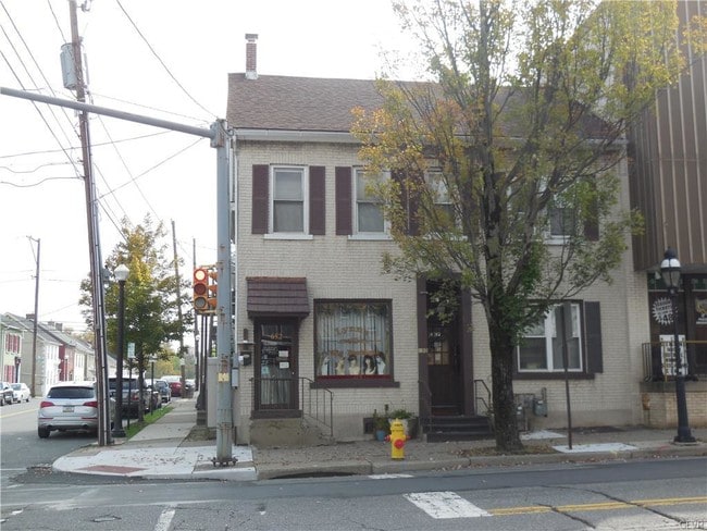 Building Photo - 650 N New St