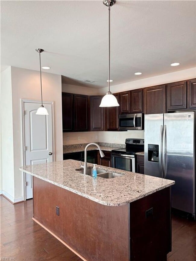 Building Photo - Stunning Townhouse in Virginia Beach