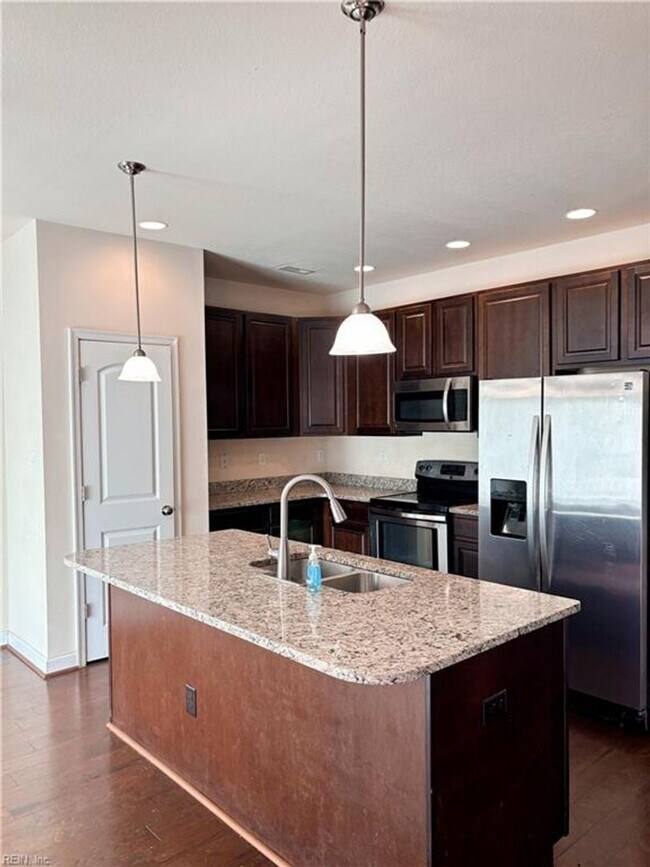 Foto del edificio - Stunning Townhouse in Virginia Beach