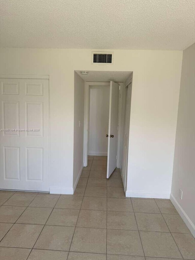 Foto del edificio - 8620 N Sherman Cir
