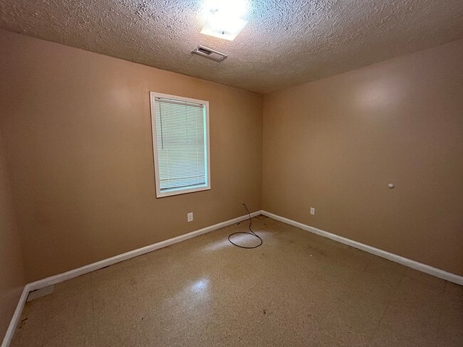 Building Photo - 12 Tina Dr