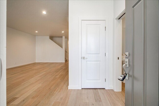 Building Photo - Low Maintenance Townhome in Southwest Boise