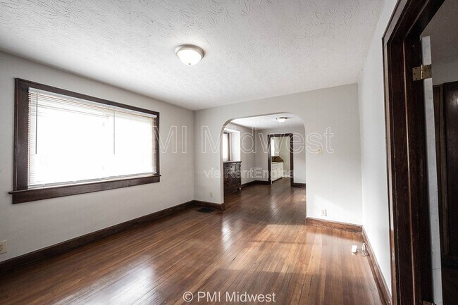 Foto del edificio - 4850 Hillside Ave