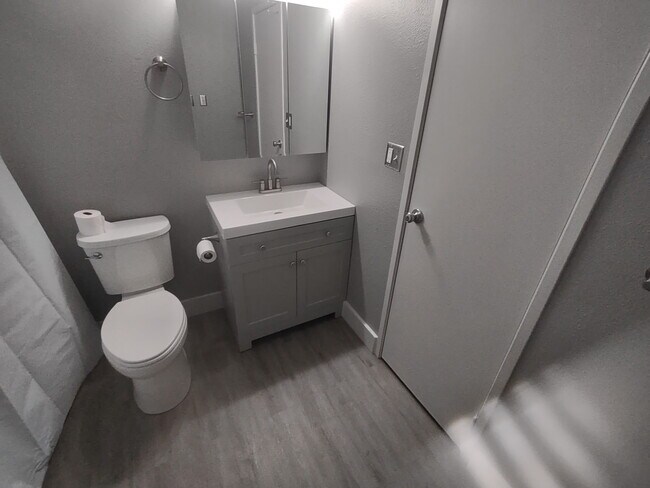 Photo - 1300 Golden Cir Townhome