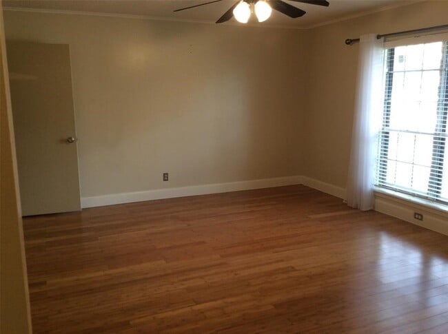 Building Photo - 147 Camellia St