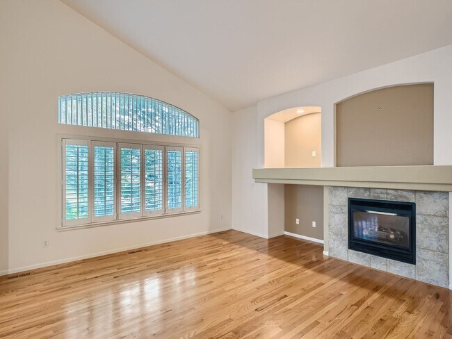 Building Photo - Evolve Real Estate: Maintenance Free Livin...