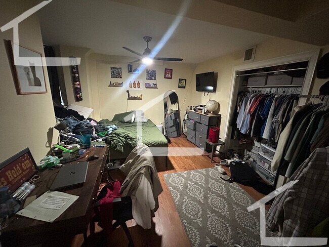 Foto del edificio - Excellently priced, lovely 6-bedroom, 2-bathroom apartment in Mission Hill available for a 9/1/26...